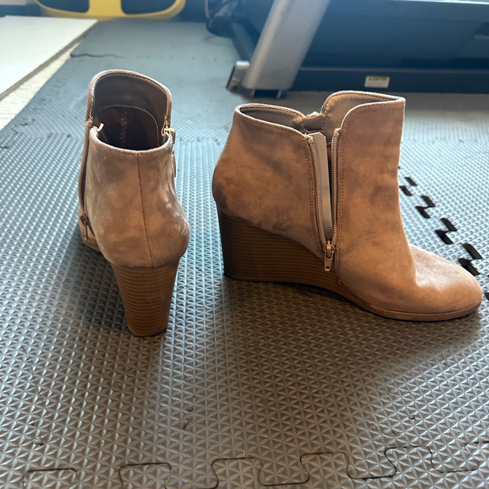 Tan / light brown wedge suede ankle boots / booties - size 10